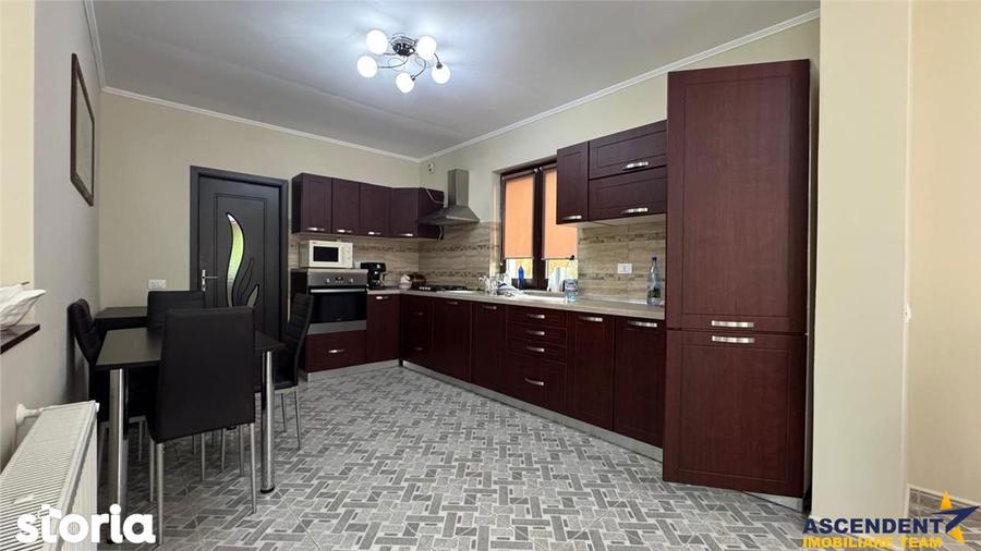 Casă cu 6 camere cu Teren 500 Mp în Corunca