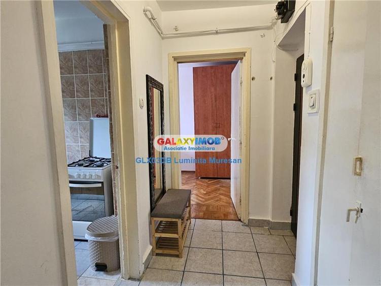 Apartament cu 3 camere semidecomandat, mobilat în Micro 9