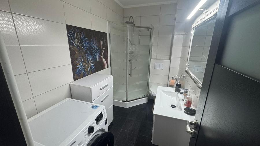 Apartament cu 2 camere, mobilat în Est