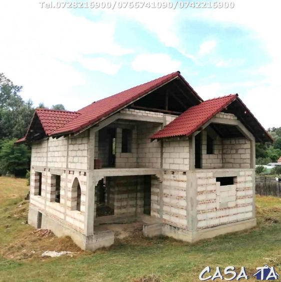 Casă individuală cu 6 camere cu Teren 2500 Mp în Berlești