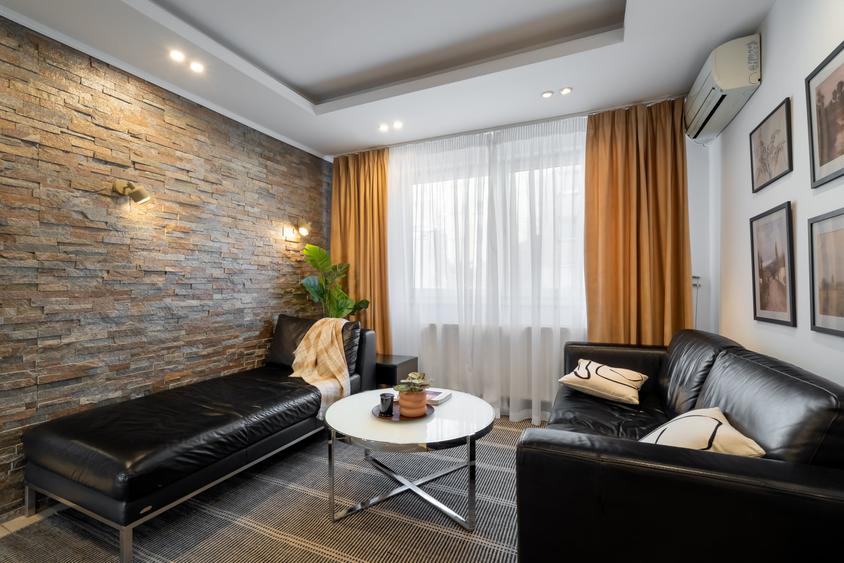 Apartament cu 3 camere semidecomandat în Universitate