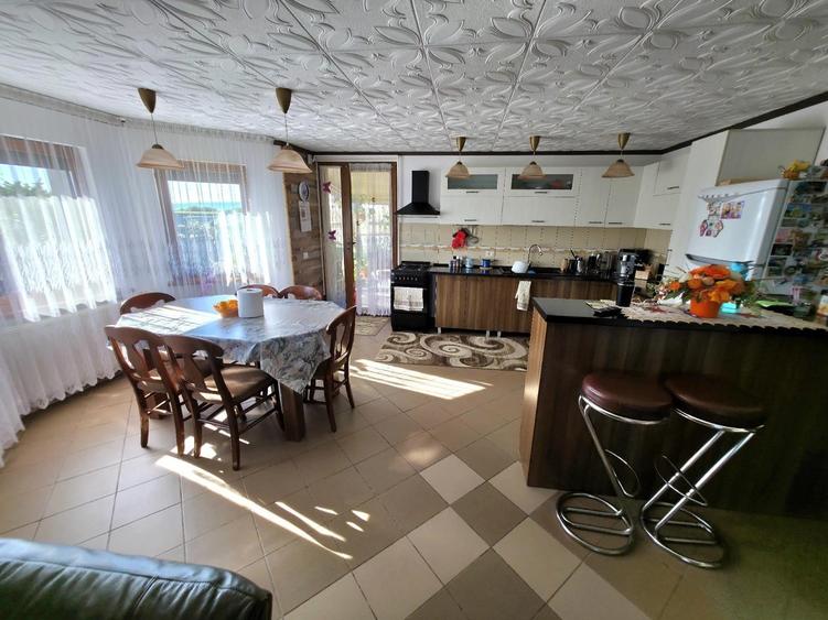 Casă cu 5 camere cu Teren 1000 Mp în Colonia Bod