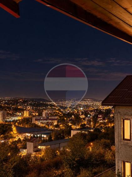 Casă individuală cu 9 camere cu Teren 1025 Mp în Bucium
