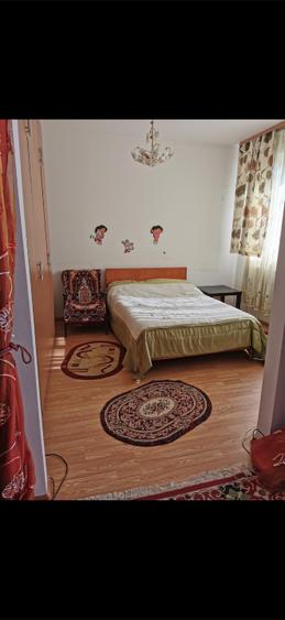 Apartament cu 3 camere semidecomandat, mobilat în Central