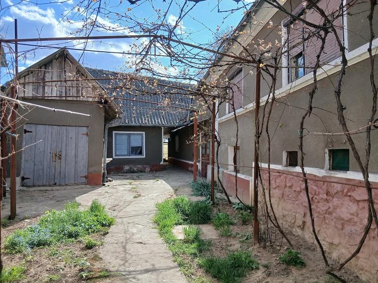 Casă cu 5 camere cu Teren 600 Mp în Birtin