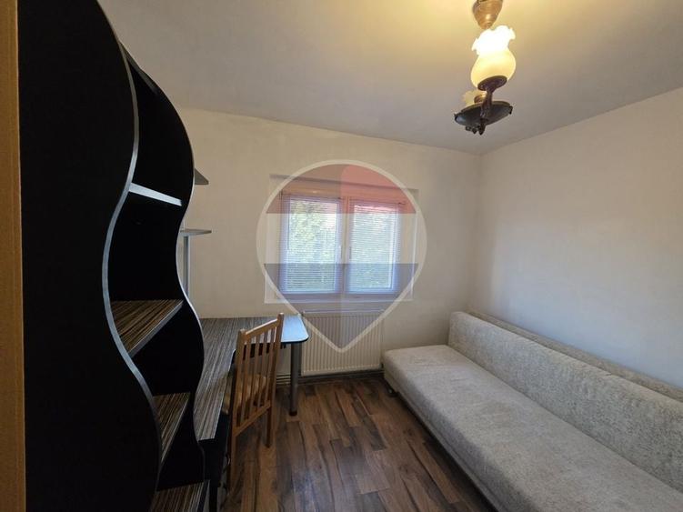 Apartament cu 4 camere decomandat, mobilat în Confecții