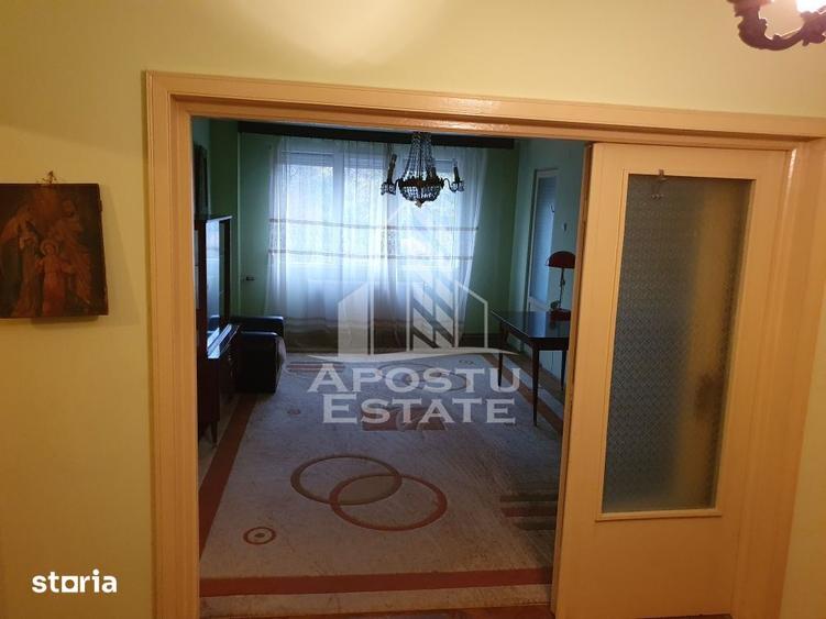 Apartament cu 4 camere semidecomandat, mobilat în Take Ionescu