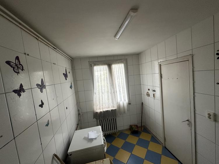 Apartament cu 3 camere semidecomandat în Berceni