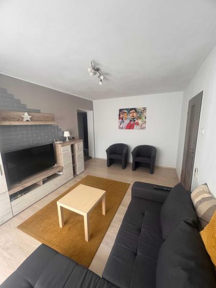 Apartament cu 3 camere semidecomandat în Crângași