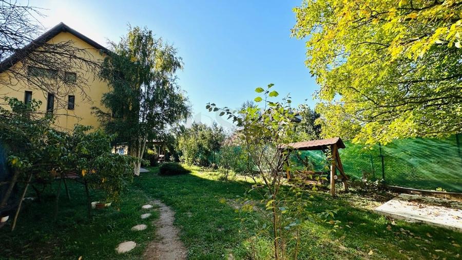 Casă individuală cu 9 camere cu Canalizare în Central