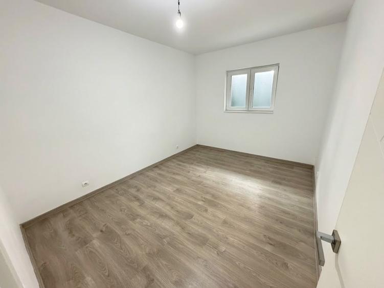 Duplex cu 3 camere cu Canalizare în Apărătorii Patriei