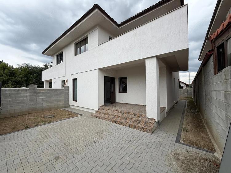 Casă cu Teren 253 Mp în Est