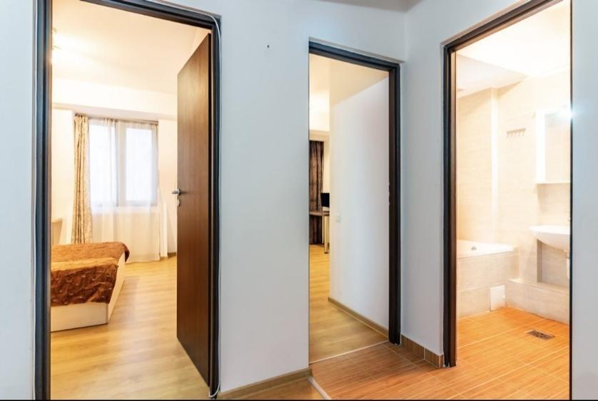 Apartament cu 3 camere semidecomandat în Runcu