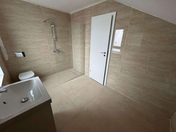 Casă individuală cu 5 camere cu Canalizare în Central