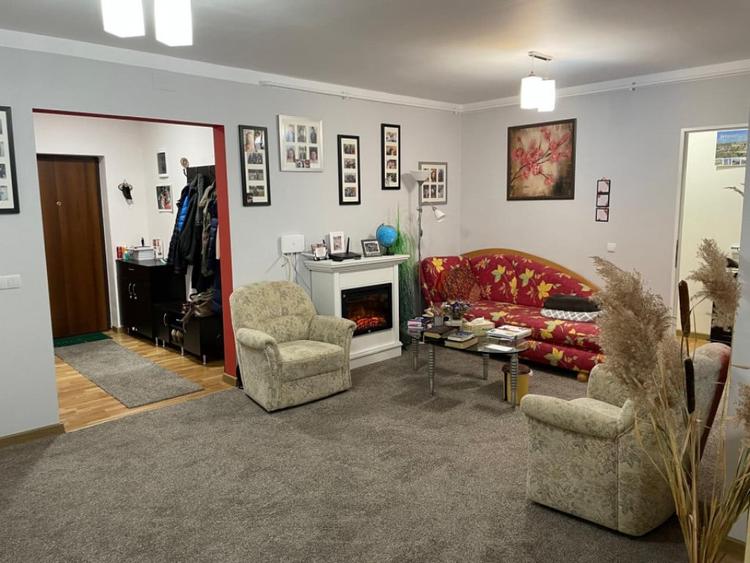Apartament cu 3 camere semidecomandat în Europa