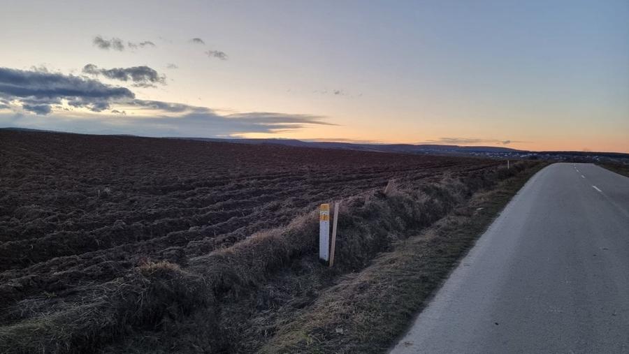 Teren intravilan in Curtesti spre Manastirea Doamnei - 1