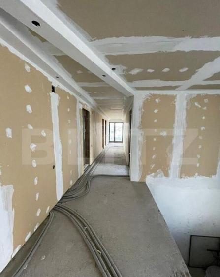 Apartament cu destinatii multiple, semifinisat, 227 mp, zona - 4