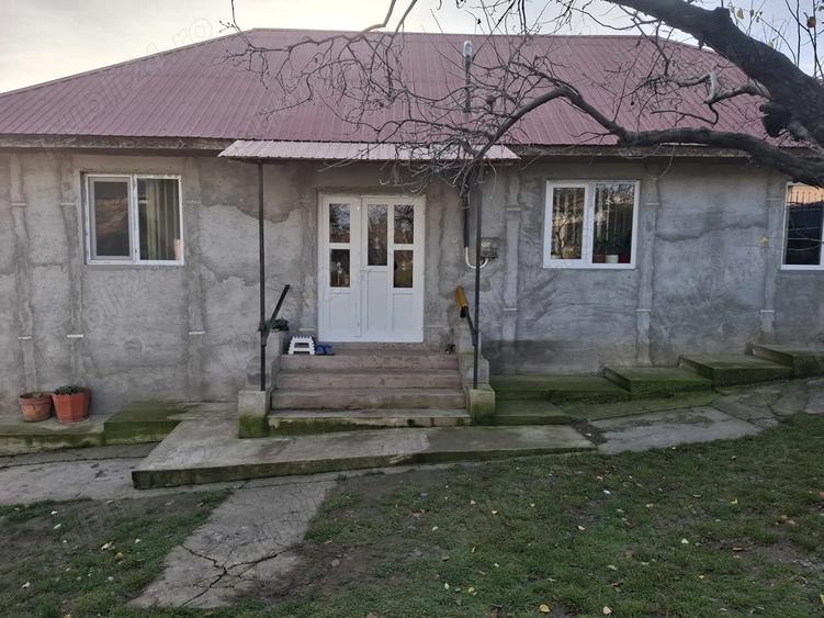 Vand casa in Chitoc judetul Vaslui 2 camere baie bucatarie toate utilita?ile 1000mp - 1