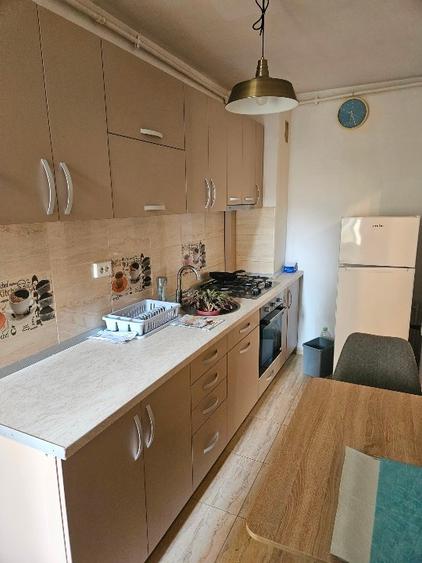 Inchiriez apartament 2 camere, decomandat, mobilat, balcon inchis cu tamplarie P - 5