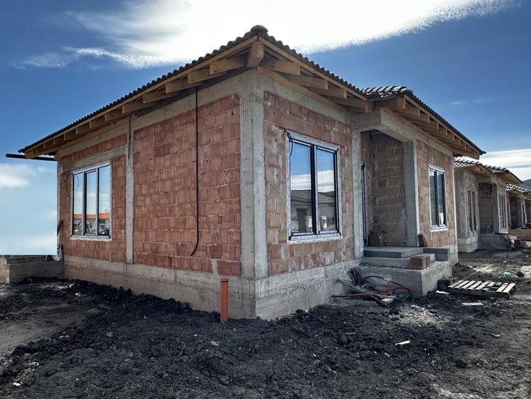 Vanzare Casa Noua 4 camere 2 Bai Terasa S.util 100 mp. Teren 425 mp. Finisata - 4