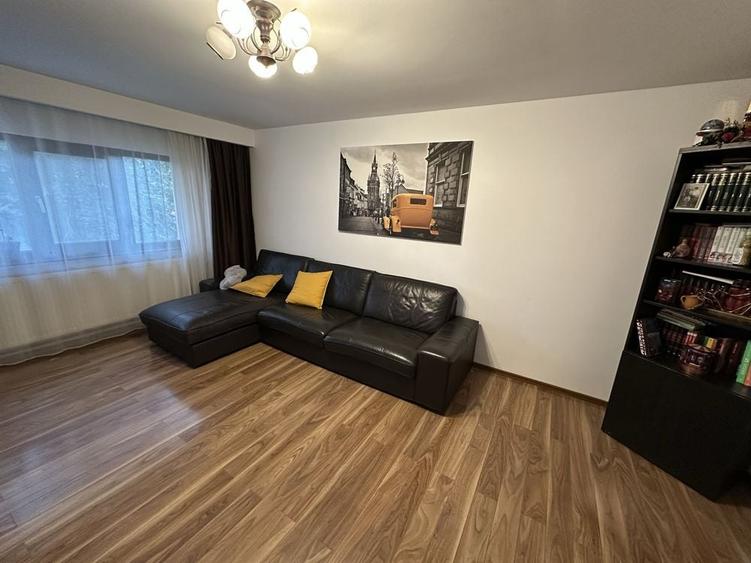 Apartament cu 4 camere decomandat în Rovine
