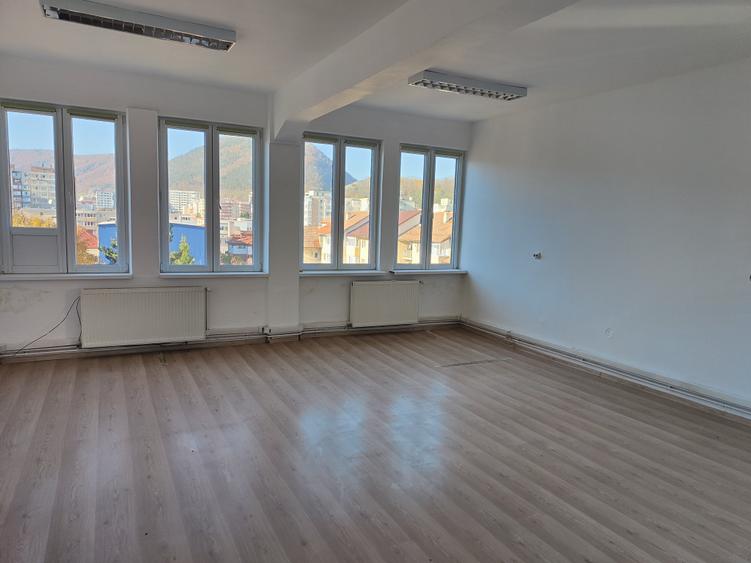 Ciucas--Spatiu birouri 260 mp compartimentat ,parcare ,liber - 4