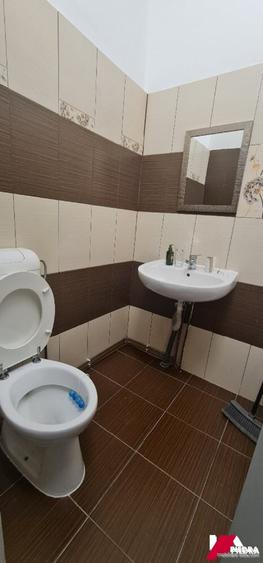 Inchiriez spatiu comercial situat in Strand, in zona de blocuri, suprafata 85mp - 6