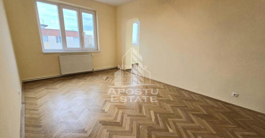 Apartament cu 4 camere, 2 bai, centrala proprie, zona Cir...