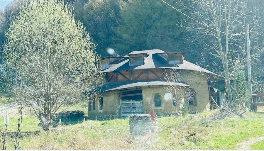 Proprietate pe Valea Vâlsanului – Cabane din lemn + Casă ecologică COB - 1