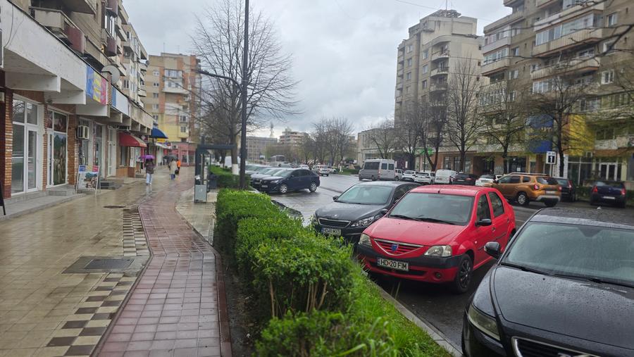 Vand 3 spatii comerciale in Deva zona foarte buna. Pret: 80 000 euro fiecare - 1