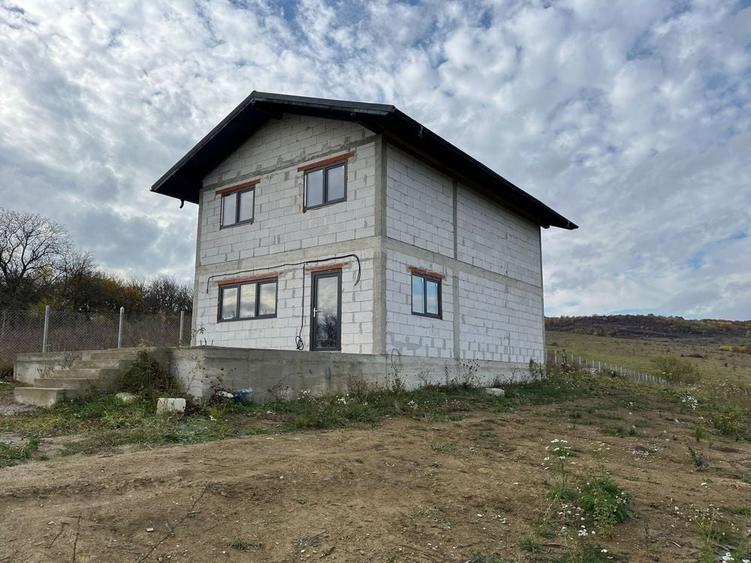 Casă cu 4 camere în Uriu