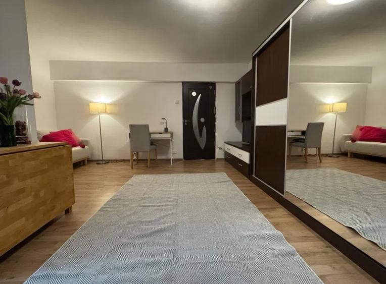 Garsonieră semidecomandată în P-ța Romană