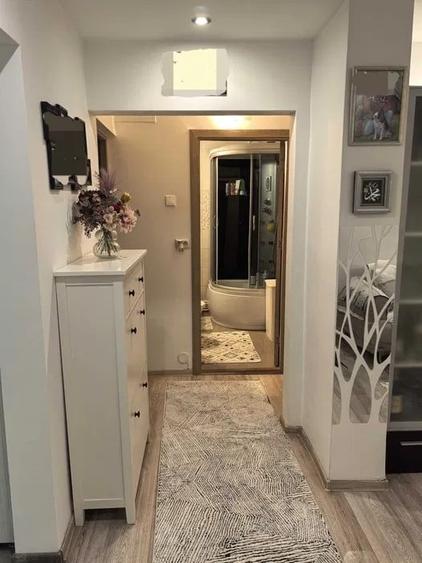 Vanzare apartament cu 3 camere si 2 bai,  decomandat,  renovat,  parter zona CET - 7