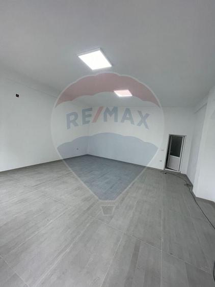 Spațiu comercial situat Central - 2