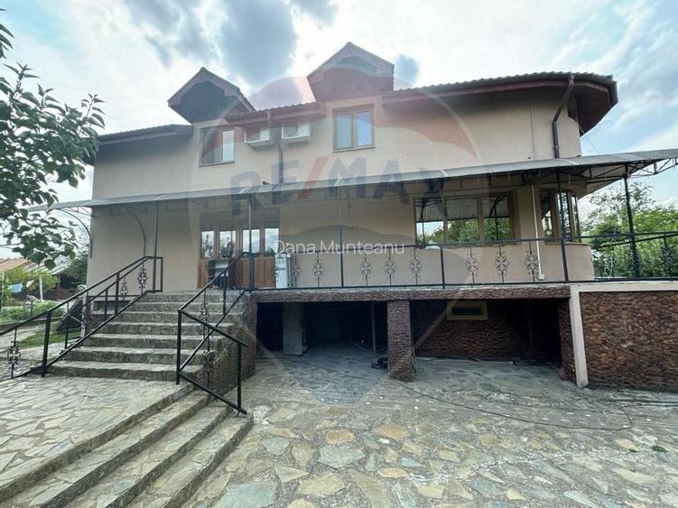Casa / Vila cu 8 camere de vanzare