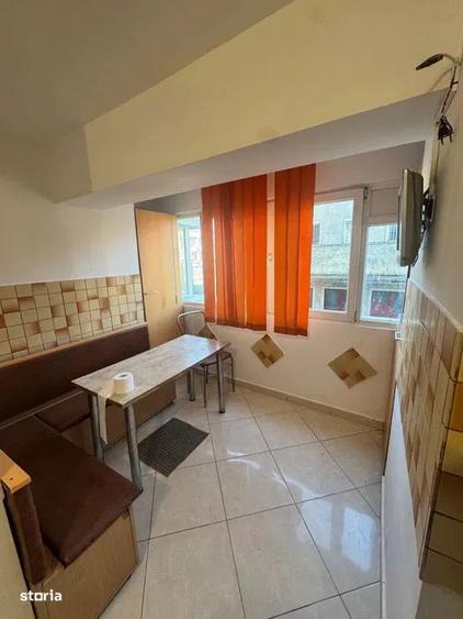 Apartament cu 4 camere semidecomandat, mobilat în Pantelimon