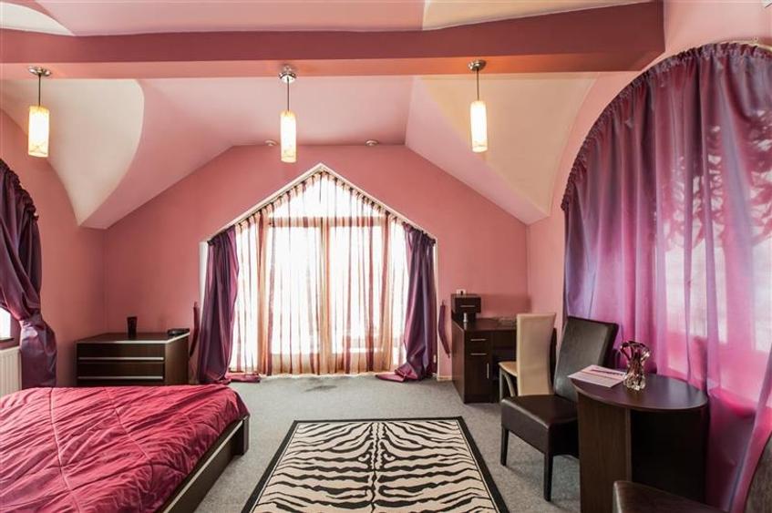 Film & Tur LIVE! Rafinament in cartier linistit, pe 30.000 mp teren paradis, fac - 6