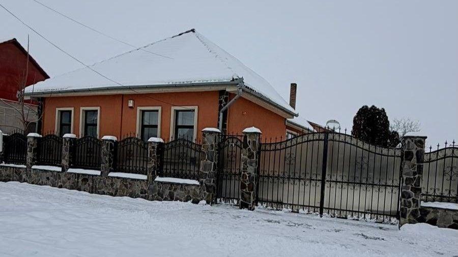 Casă individuală cu 8 camere cu Canalizare în Diosig