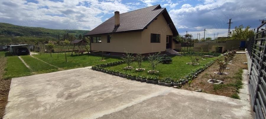 Casă cu 4 camere cu Teren 2000 Mp în Predești