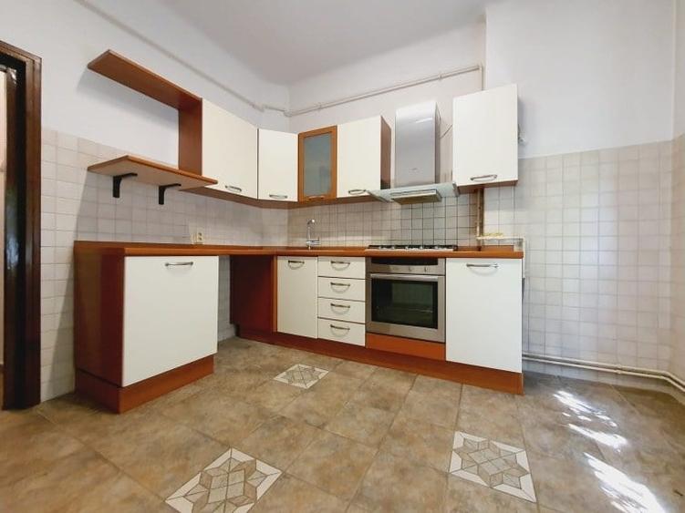 Casă cu 8 camere cu Teren 390 Mp în Aviatorilor