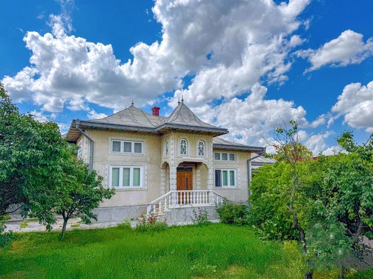 Casă cu 4 camere în Podu Iloaiei
