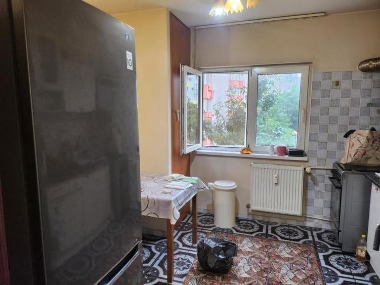 Apartament cu 3 camere decomandat în Drumul Sării