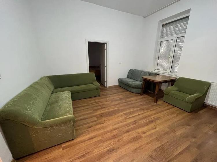 Casă cu 8 camere cu Garaj în Central