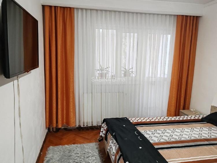 Apartament 3 camere de închiriat.