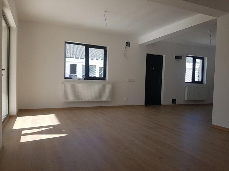 Duplex cu 12 camere cu Teren 1600 Mp în Domnești