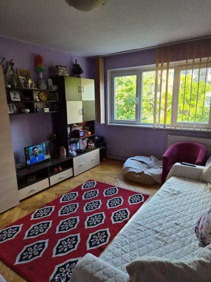 Apartament cu 3 camere semidecomandat, mobilat în Cetății