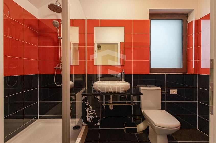 Casă individuală cu 7 camere cu Canalizare în Dumbrăvița