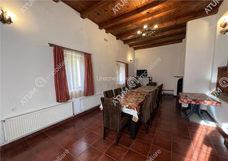 Pensiune de 7 camere cu 5 bai si teren de 377mp situata in P