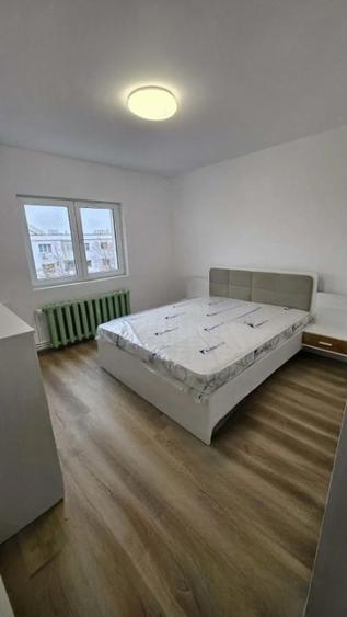 Apartament cu 3 camere, zona Podu Ros - 1