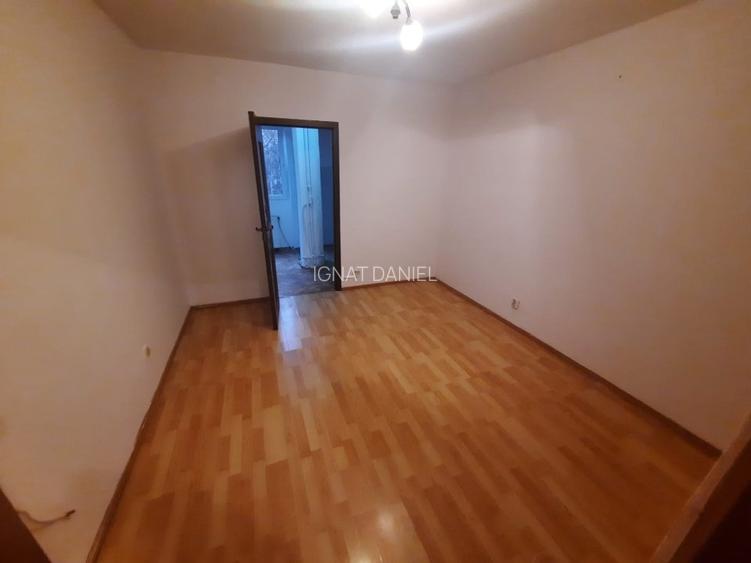 Garsoniera, etajul 1/4, zona Nicolina